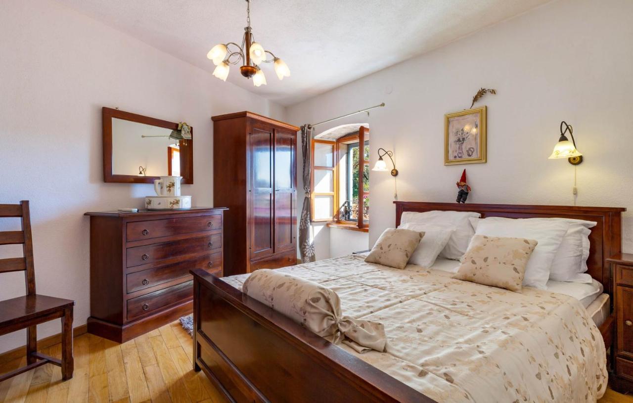 Villa Vicina Heritage Villa For 9,Milna - Close To Restaurants And Shops Eksteriør bilde